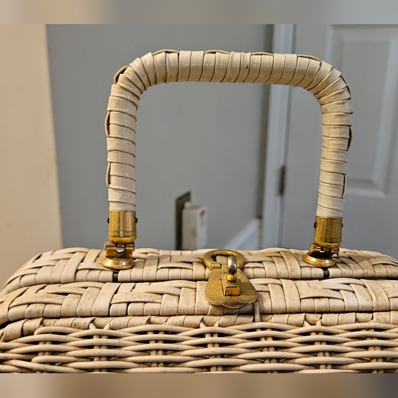 Vintage LESCO LANA 1950s Coated Wicker Handheld Purse. White. Gold Hardware - Picture 6 of 11